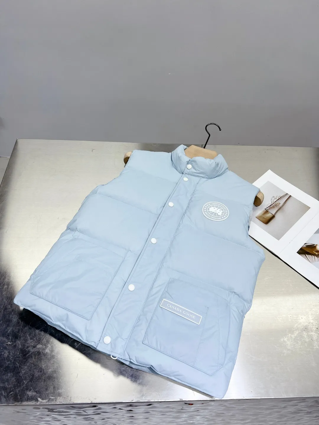 P480 𝗖𝗔𝗡𝗔𝗗𝗔 𝗚𝗢𝗢𝗦𝗘/Canada Goose White Label Glacier Vest Down Jacket Freestyle Vest THEICON This excellent down-filled vest can be freely layered with a variety of clothes, making it a favorite during the changing seasons. It's classic, versatile and provides excellent warmth. The Northern Lights capsule collection is reimagined in rich tones inspired by the stunning colors of Canada's north. The Glacial Haze capsule collection is revamped with a striking and layered color palette that evokes the feeling of being caught in the mist surrounding icebergs and glaciers. The top original replica version refers to the highest version in China (there is no one) (it is a piece of craftsmanship to make a piece of clothing that is ZP when placed in the counter) 1⃣ Made of original custom-made double plain 9500-100% nylon nylon fabric, windproof, waterproof and stain-resistant 2⃣ Filled with national standard Guangzhou Inspection white duck down, the amount of down is more than twice that of ordinary goods.  3⃣The zipper is customized from Yoshida YKK factory, with clear engraving and perfect and smooth texture. 4⃣Collar label, armband, back label, hangtag, complete anti-counterfeiting mark. Color: black, white, mood blue, melted water blue, graphite gray, purple. Size: XS S M L XL XXL